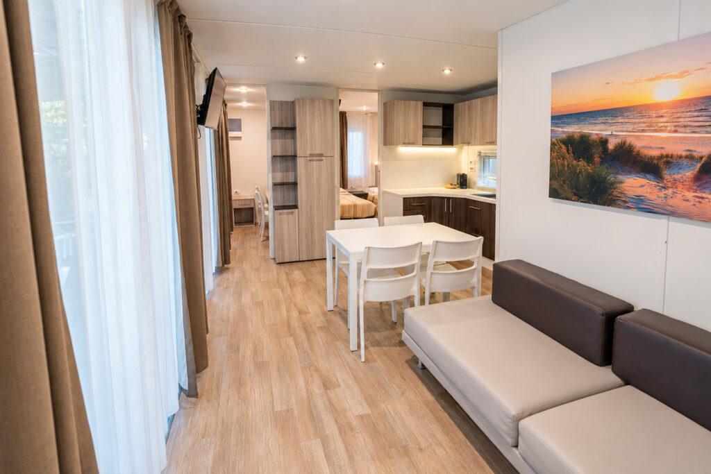Soggiorno dello Chalet Riviera al Camping Mediterraneo