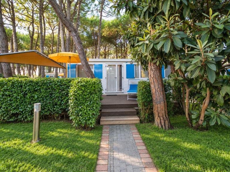 Maxi Sole immerso nel verde con accesso alla terrazza al Camping Village Mediterraneo di Cavallino-Treporti.