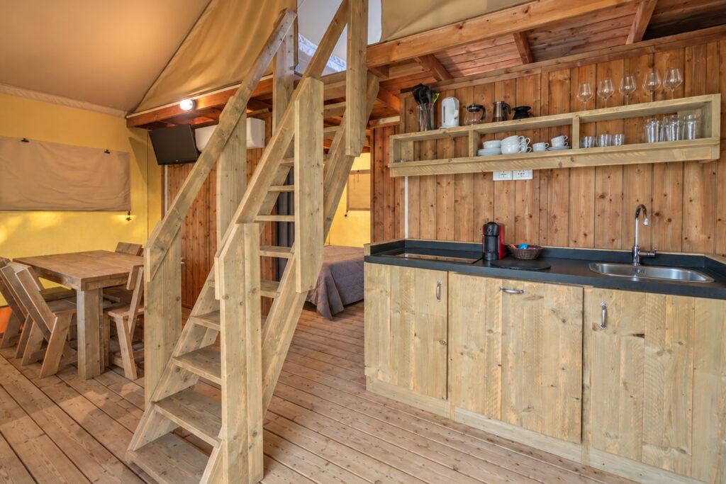 Cucina e scala in legno della Natura Lodge al Camping Village Mediterraneo