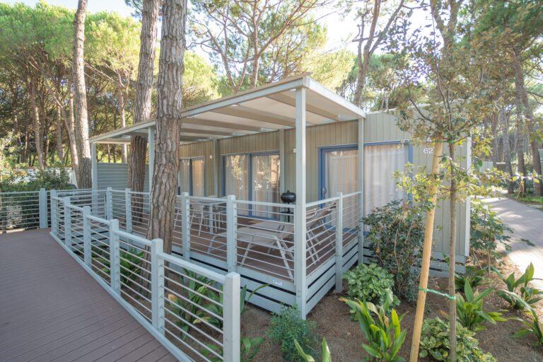 Esterno della Suite Mediterranea Open immersa nella pineta del Camping Village Mediterraneo.