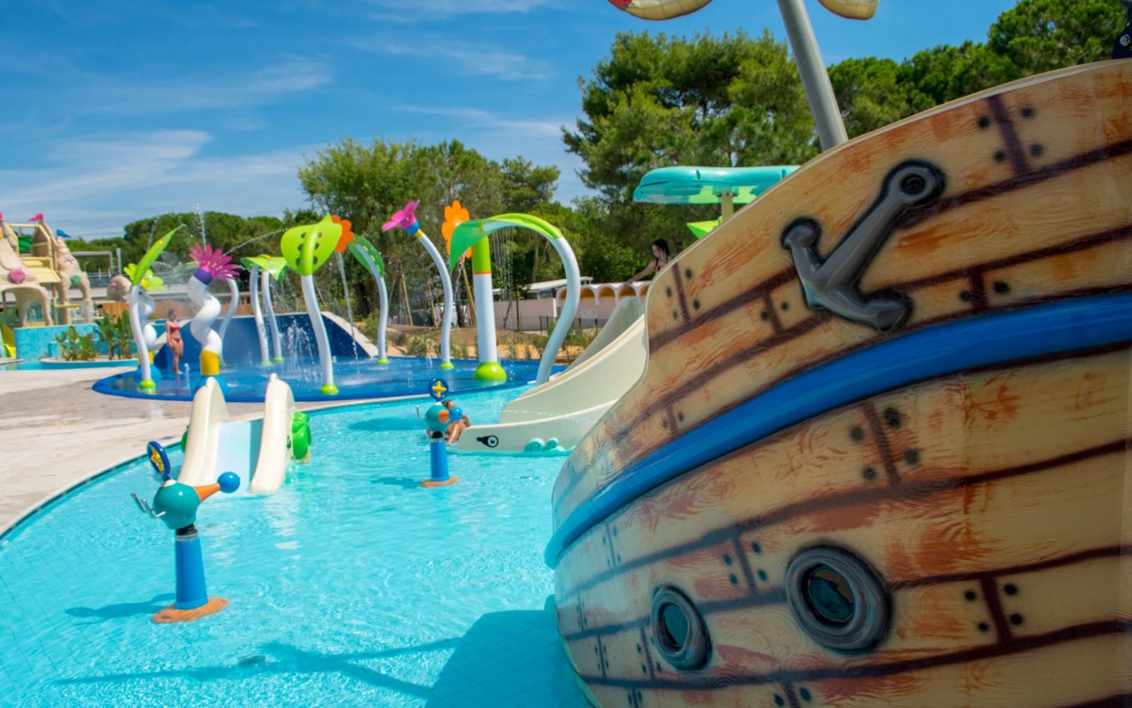 Baby Pool con giochi d’acqua e scivoli al Camping Village Mediterraneo