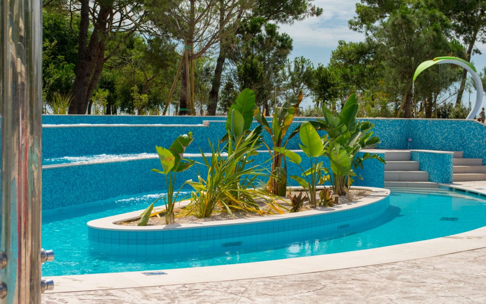 Lazy River Pool con isola verde nel Water Park del Camping Village Mediterraneo