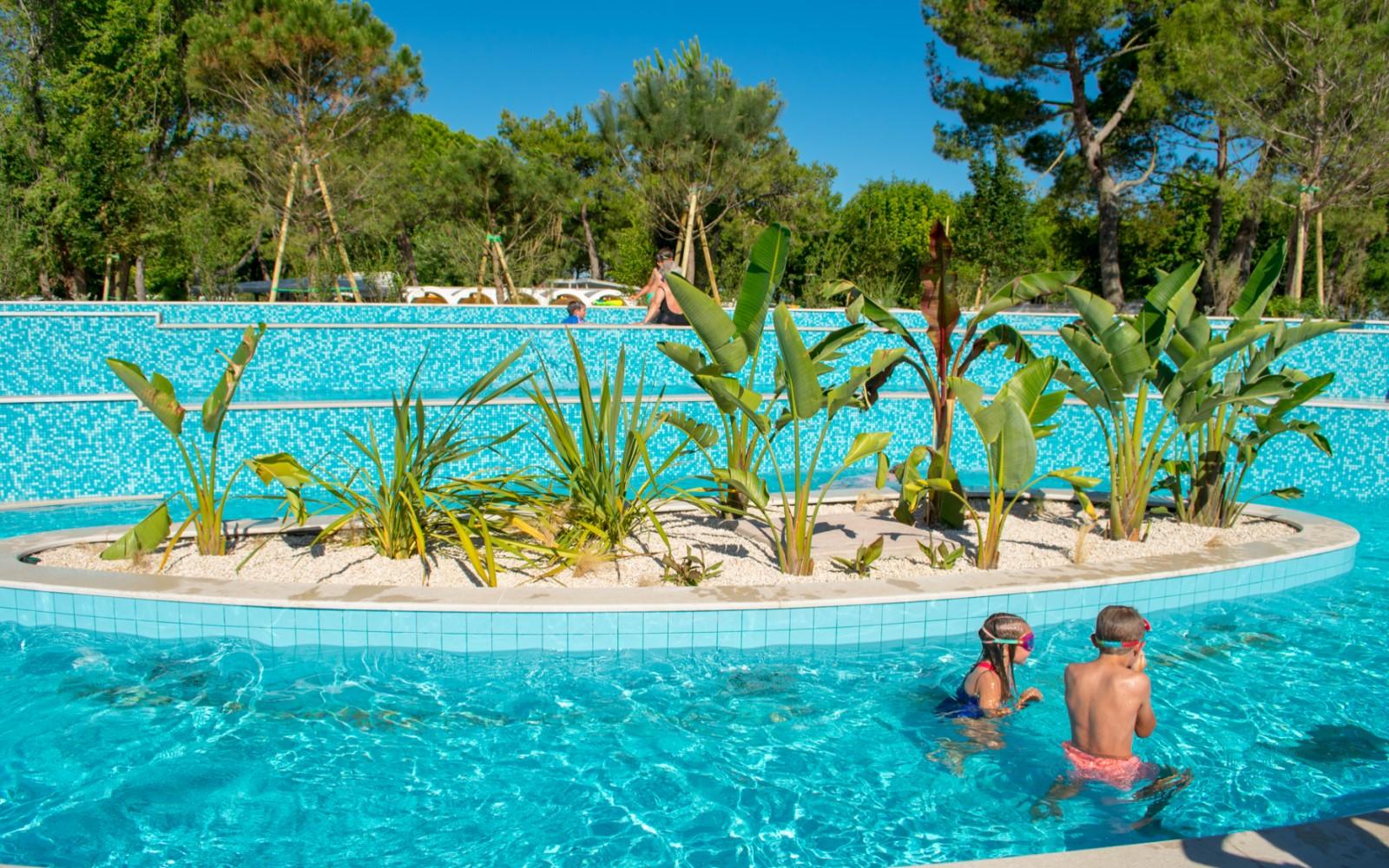 Bambini giocano nella Lazy River Pool del Camping Village Mediterraneo