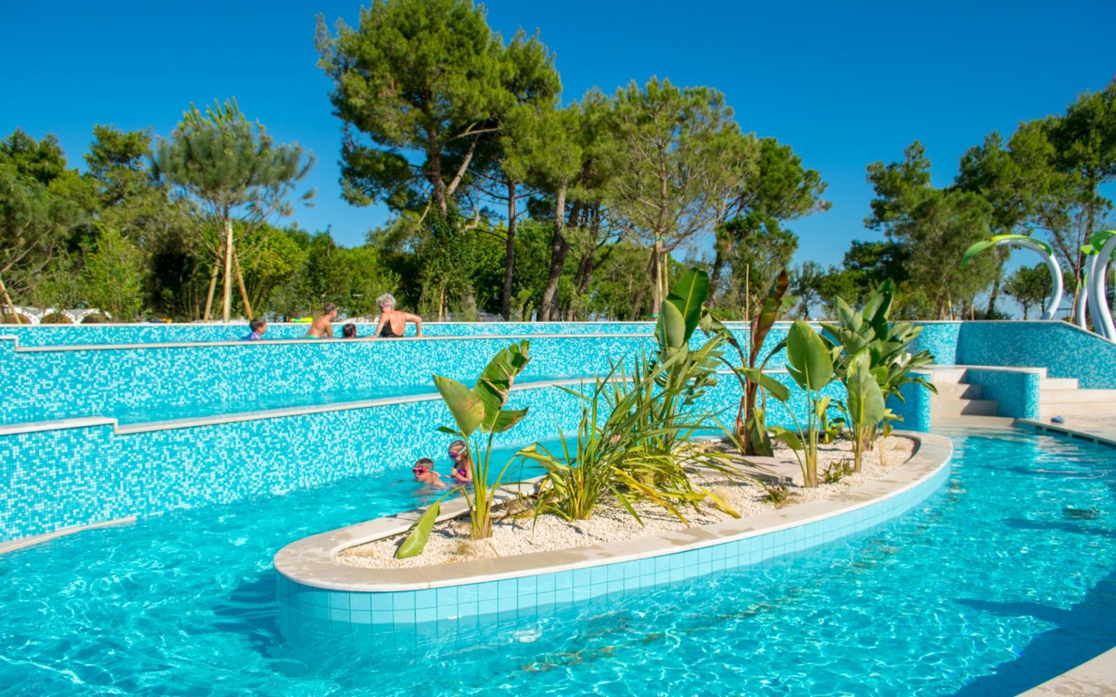 Lazy River Pool immersa nel verde al Camping Village Mediterraneo