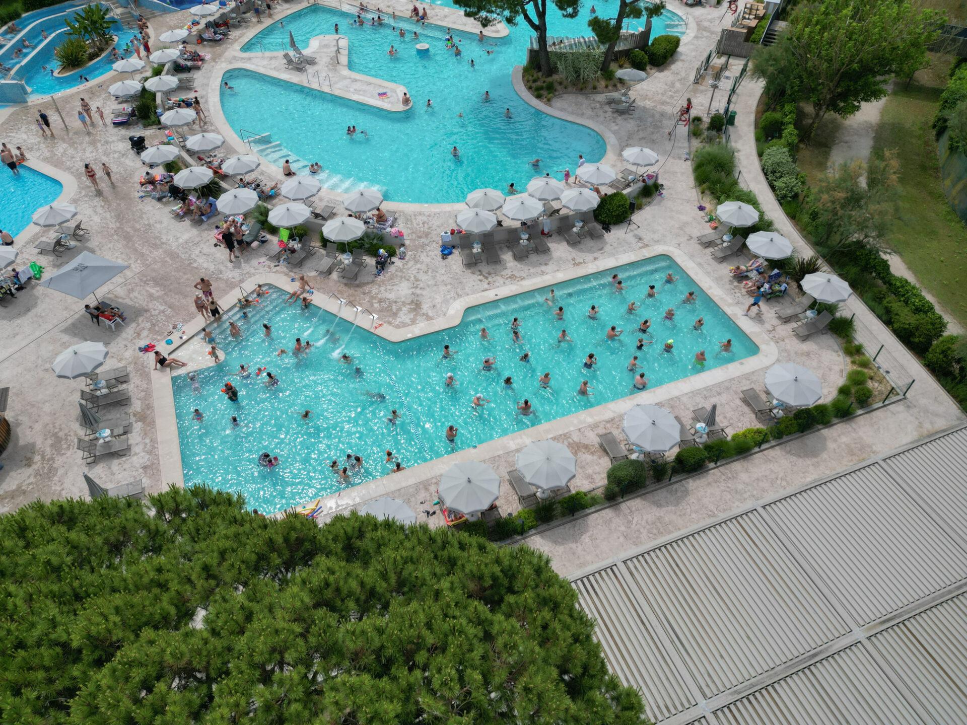 Vista dall'alto di una lezione di aquagym con numerosi ospiti nella piscina del Camping Village Mediterraneo