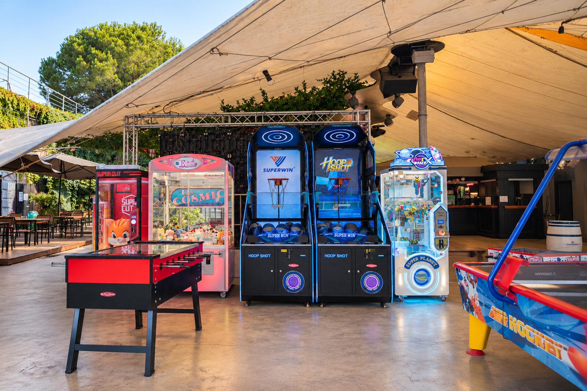 Area giochi con calcio balilla, basket e air hockey a La Serra Sport & Lounge del Camping Village Mediterraneo