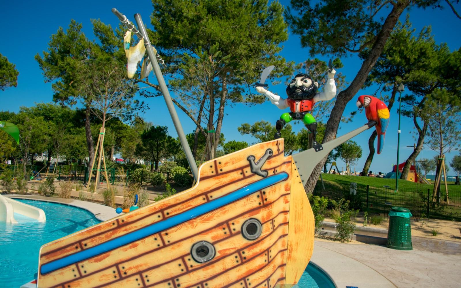 Nave dei pirati nella Baby Pool del Camping Village Mediterraneo